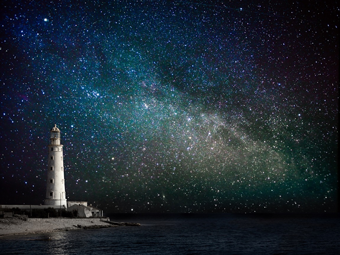 Фото: жұлдызды аспан аясында маяк