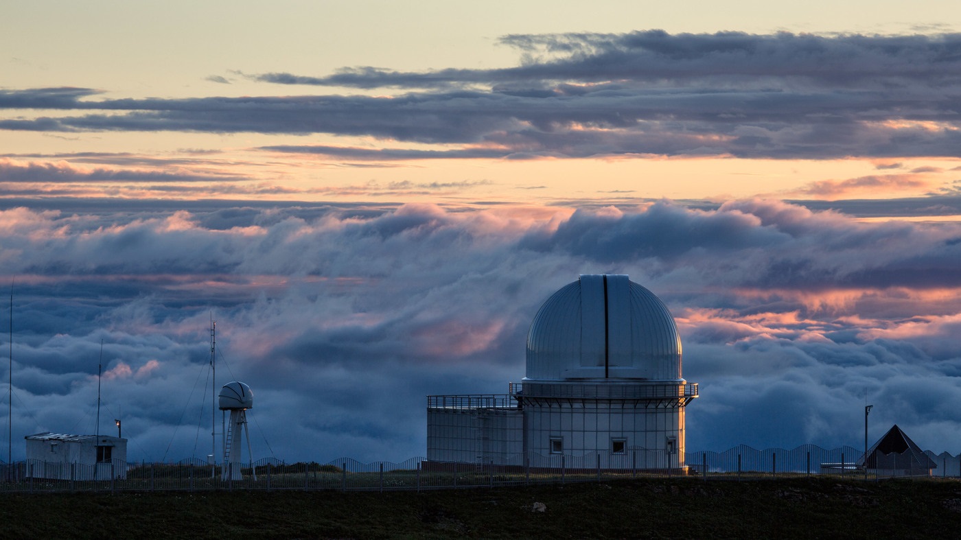 Fotografije neba u oblacima: svitanje u Kavkaskoj planinskoj opservatori...