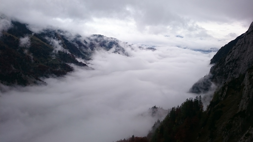 Alplardagi bulutlar ustida osmon surati. Bu juda oddiy: siz bulutlar ust...