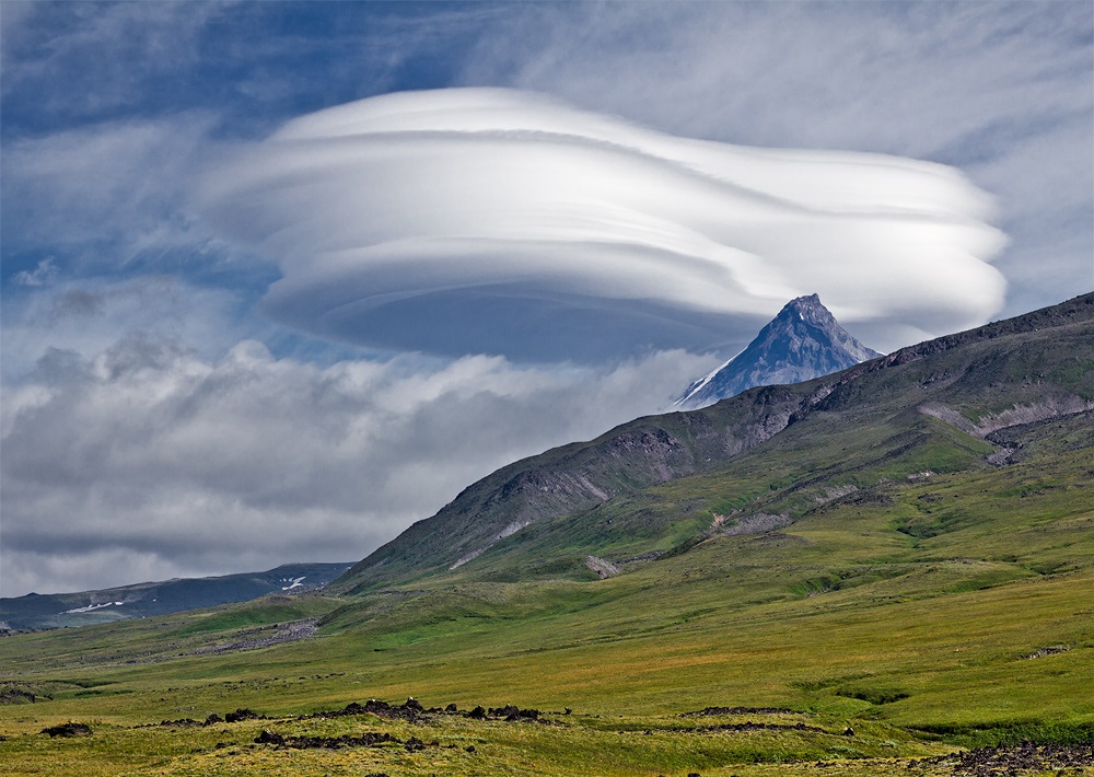 Lentikulær sky og vulkan Kamen, Kamchatka