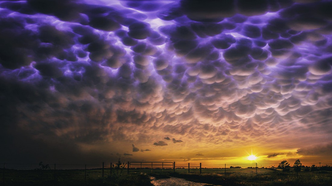 Fotografija neobičnih oblaka na nebu u sumrak
