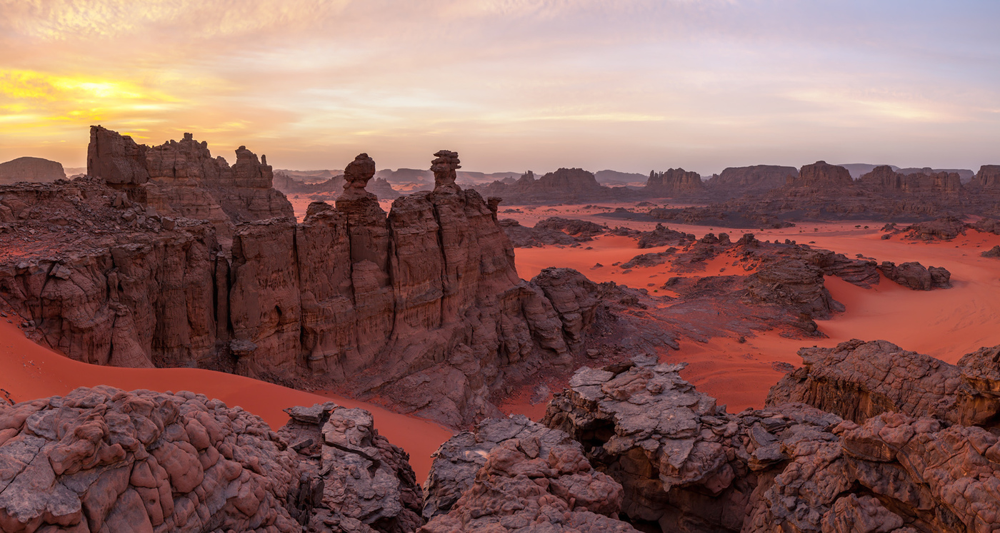 Sahara algeriană, munții Tadrar la apusul soarelui