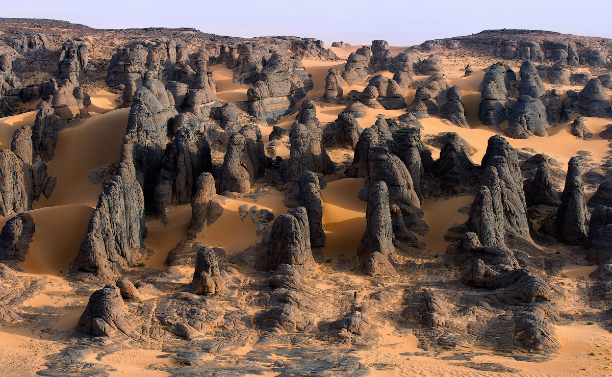 Die Sahara-streek - Hogar, of Tahhagar, is vir ses jaar gesluit. <br> Vulkaniese vents van vulkane wat oor tyd verwoes is en met sand bedek is