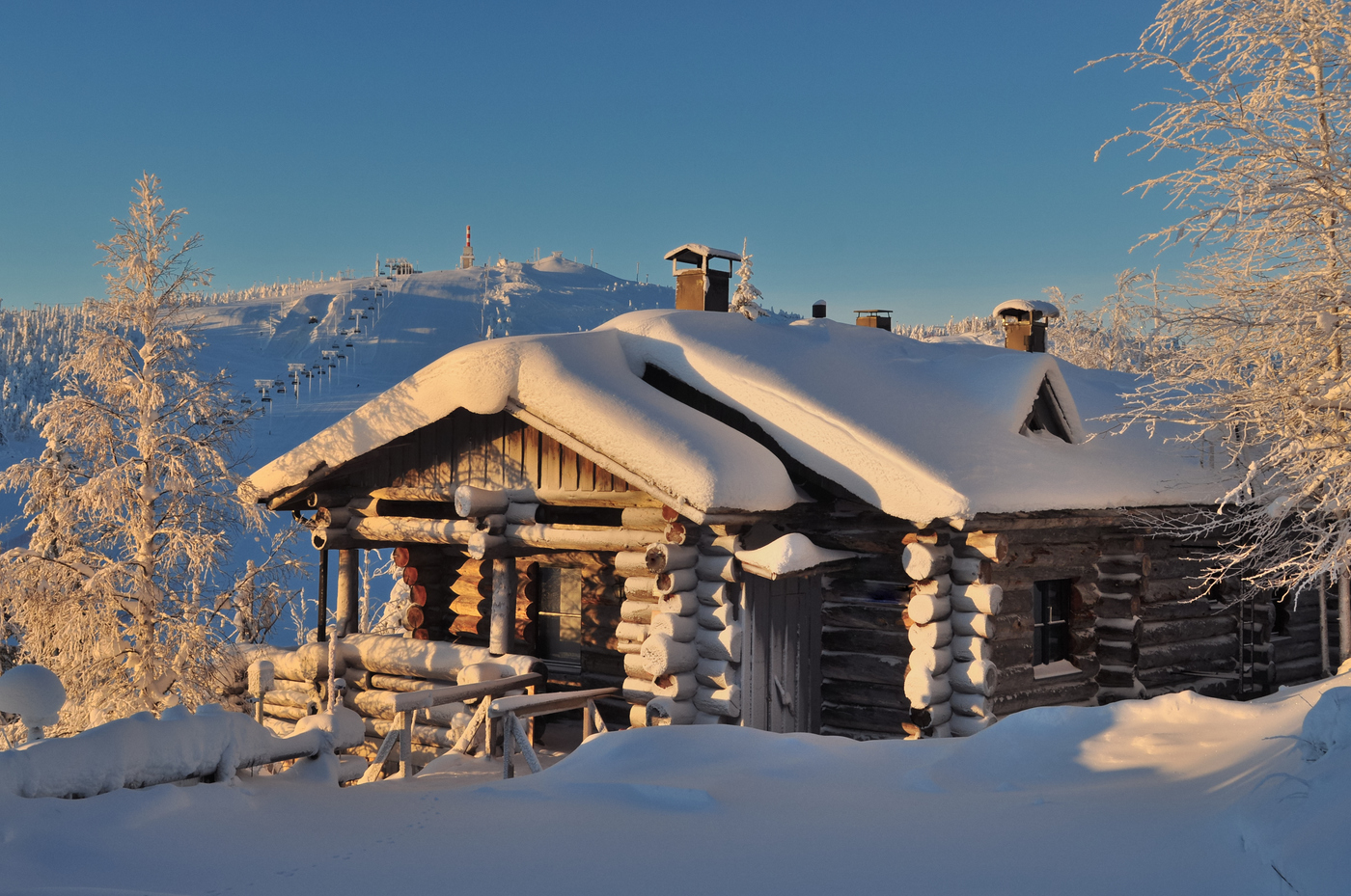Ձմեռային գեղեցիկ լուսանկար. Առավոտյան եւ խրճիթ