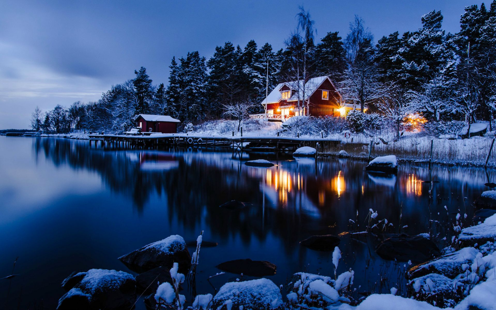 Beautiful photo: winter by the lake