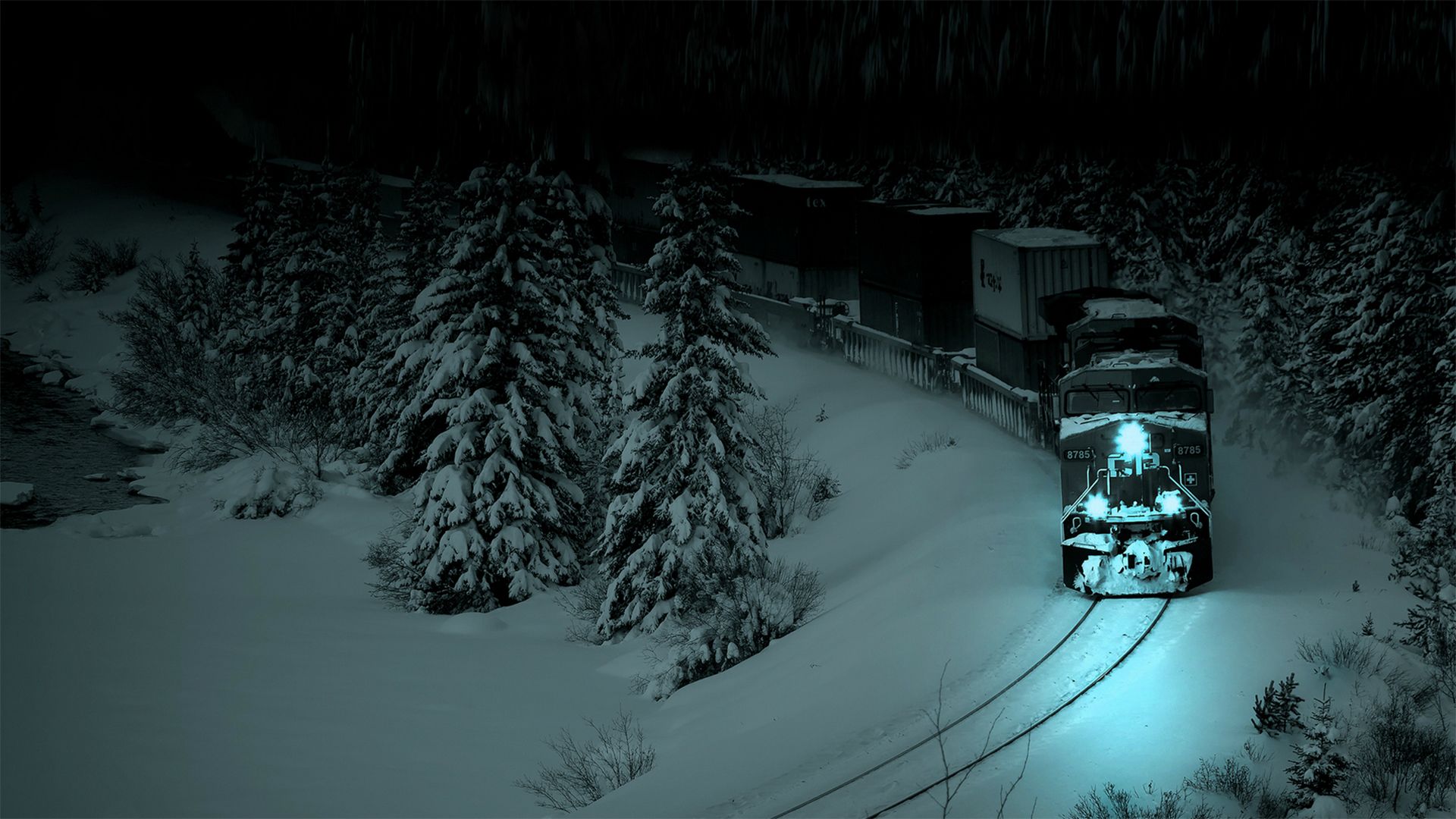 Foto e bukur e dimrit: tren gjatë natës