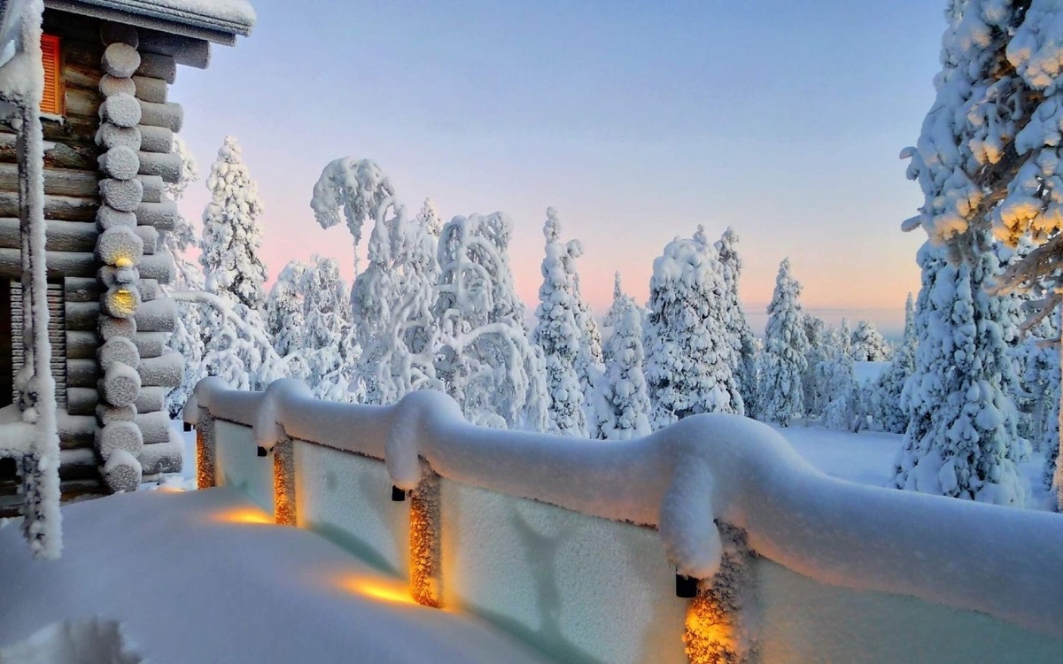 Skønheden om vinteren i et rustikt hus