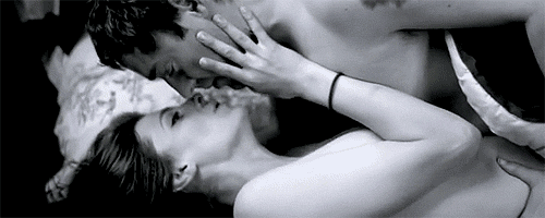 GIF kép: szenvedélyes csók
