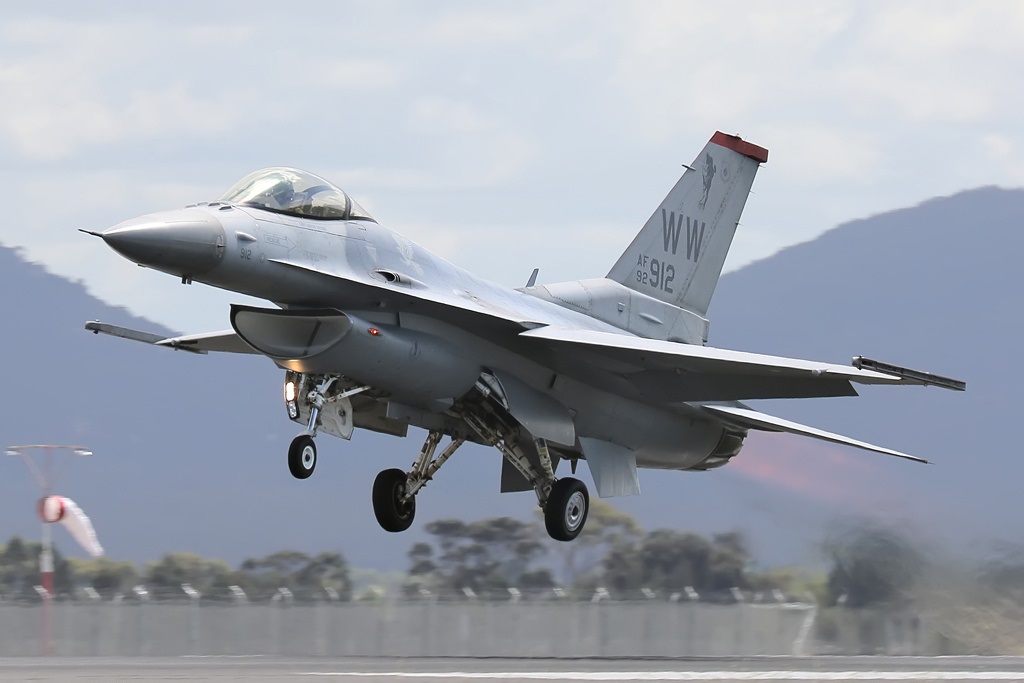 รูปถ่าย F-16