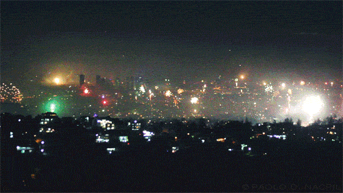 Imagen GIF: fuegos artificiales de año nuevo sobre la ciudad.
