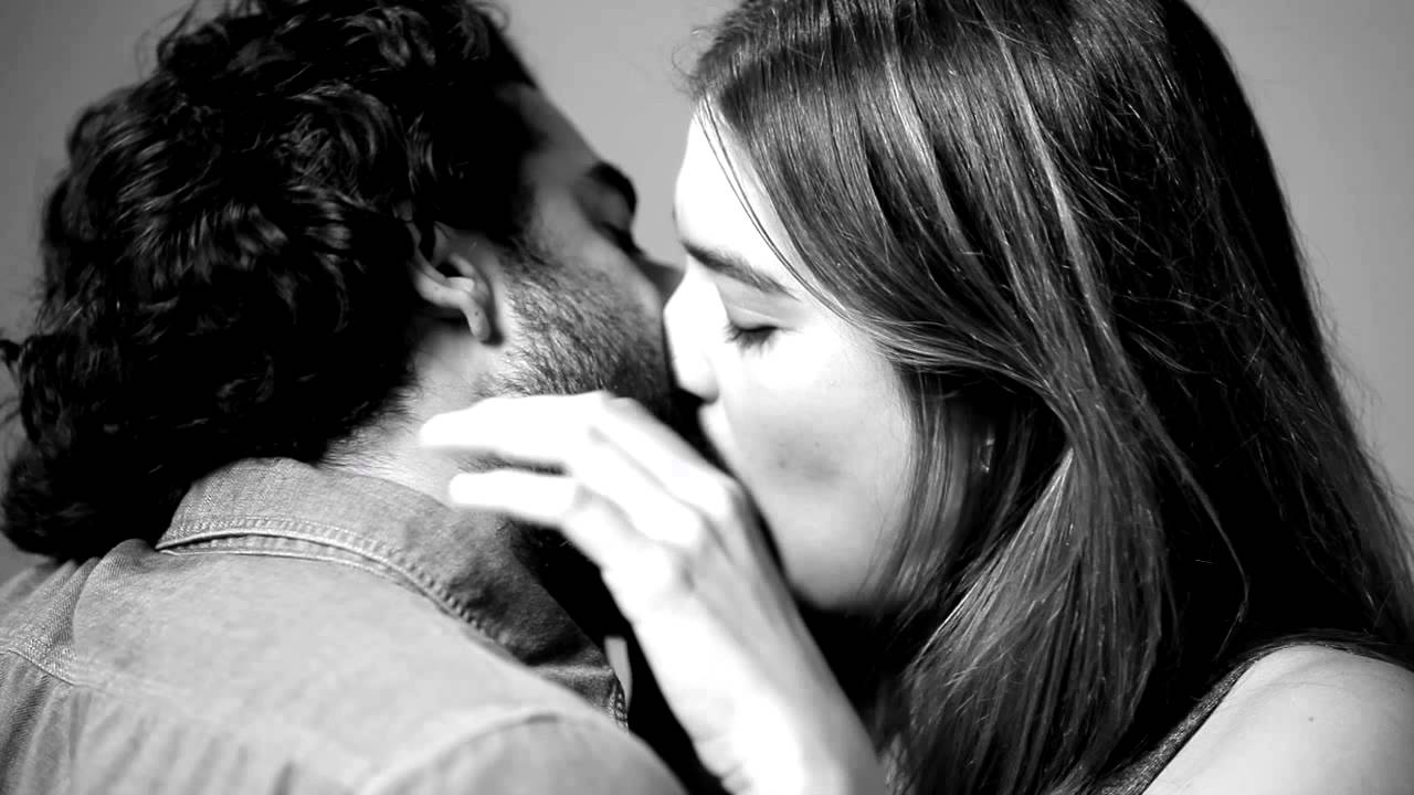 Fekete-fehér fotók a csókokról