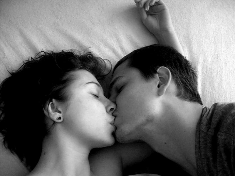 Czarno-białe zdjęcia pocałunków