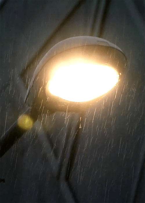 Immagine Gif della luce di una lanterna sotto la pioggia