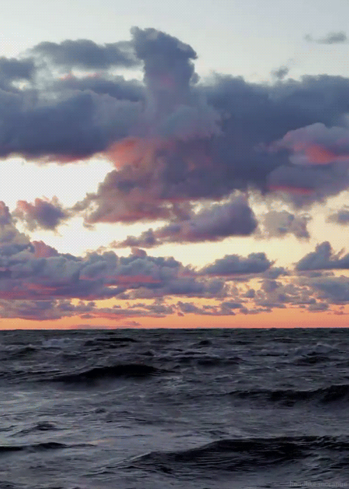تصویر GIF: امواج بر روی دریا
