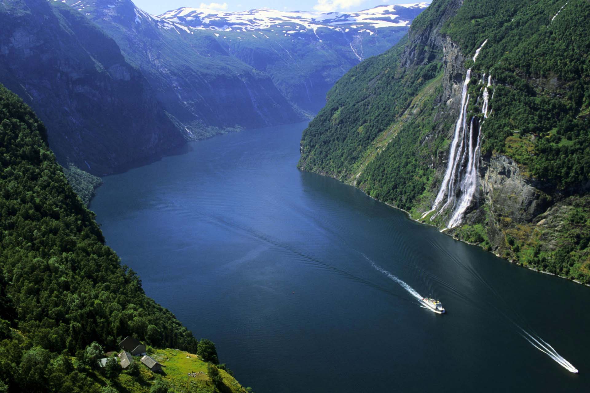 Cruise liner ide pozdĺž fjordu, pohľad zhora