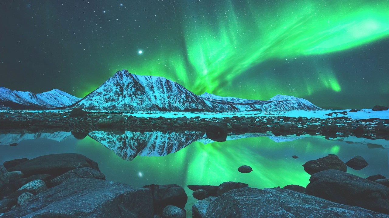 Northern Lights over the mountains of Alaska