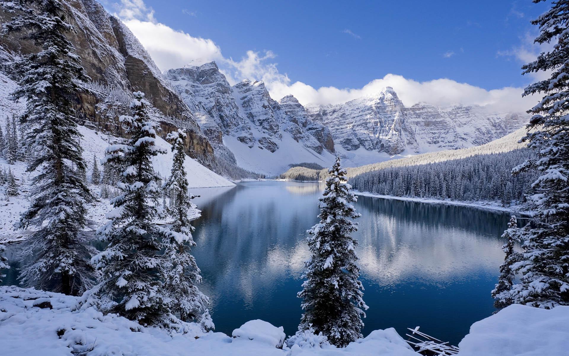 Zimní fotografie: zimní jezero v horách