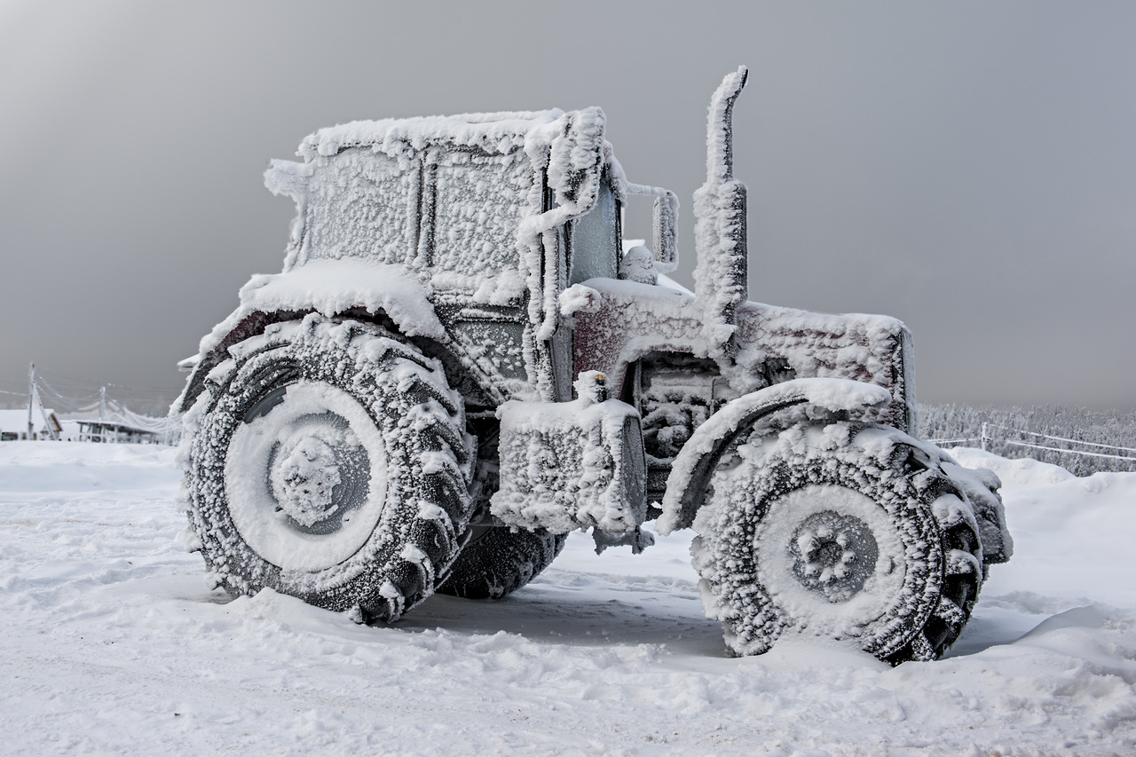 Зимна снимка: замръзнал трактор