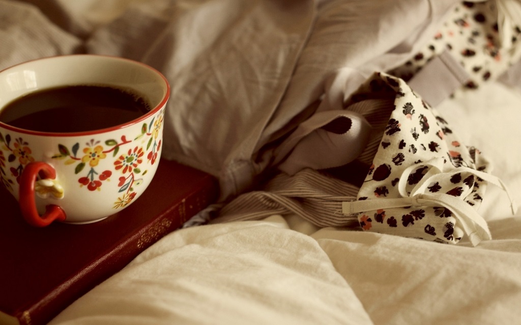 Coffee in bed: photo