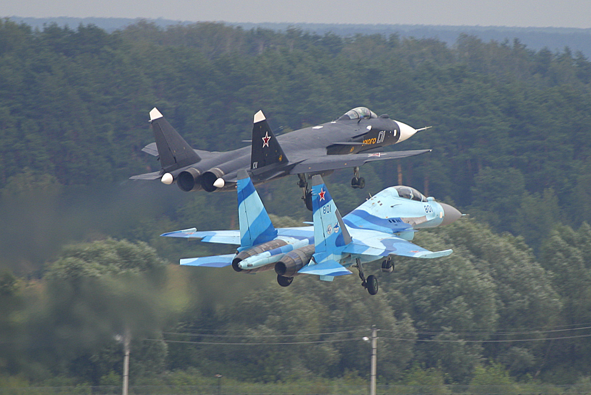 Su-47 Berkut a Su-35 v MAKS-2003