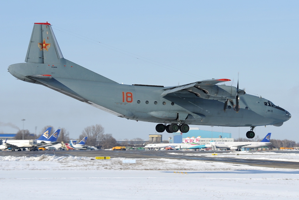 Foto van die An-12-lugmag van Kasakstan kom in vir landing