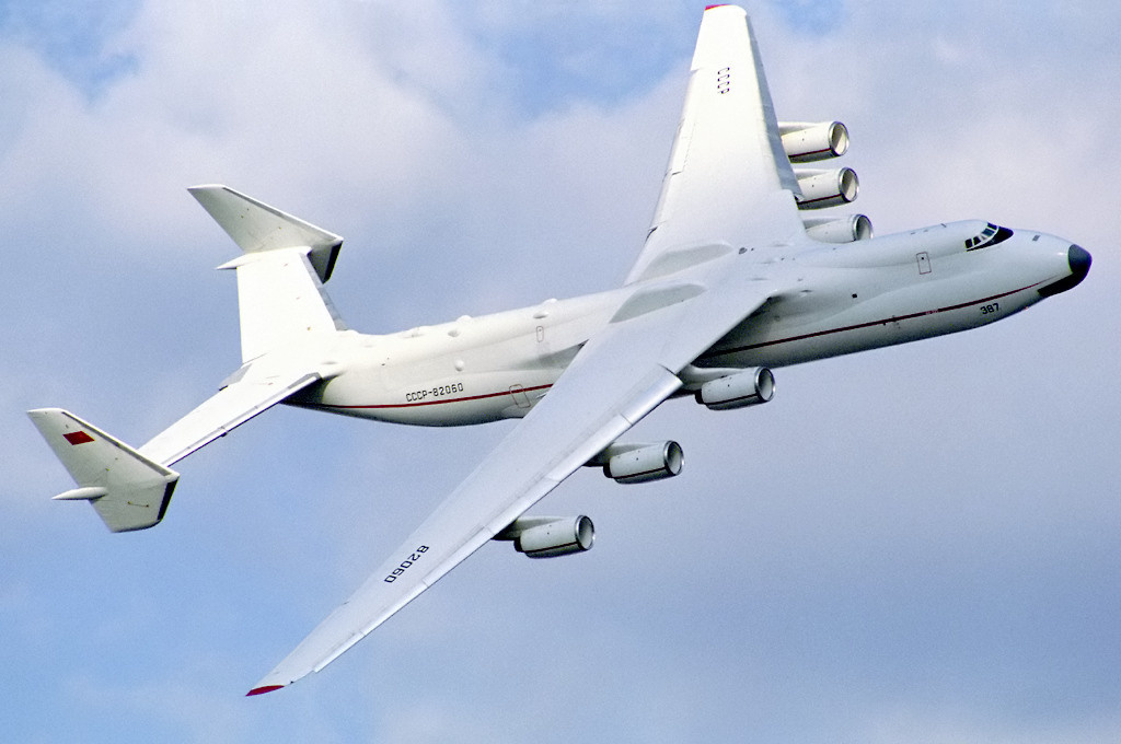 An-225 Mriya har yanzu a cikin launi na Soviet, hoto na 1990 daga Farnborough iska show