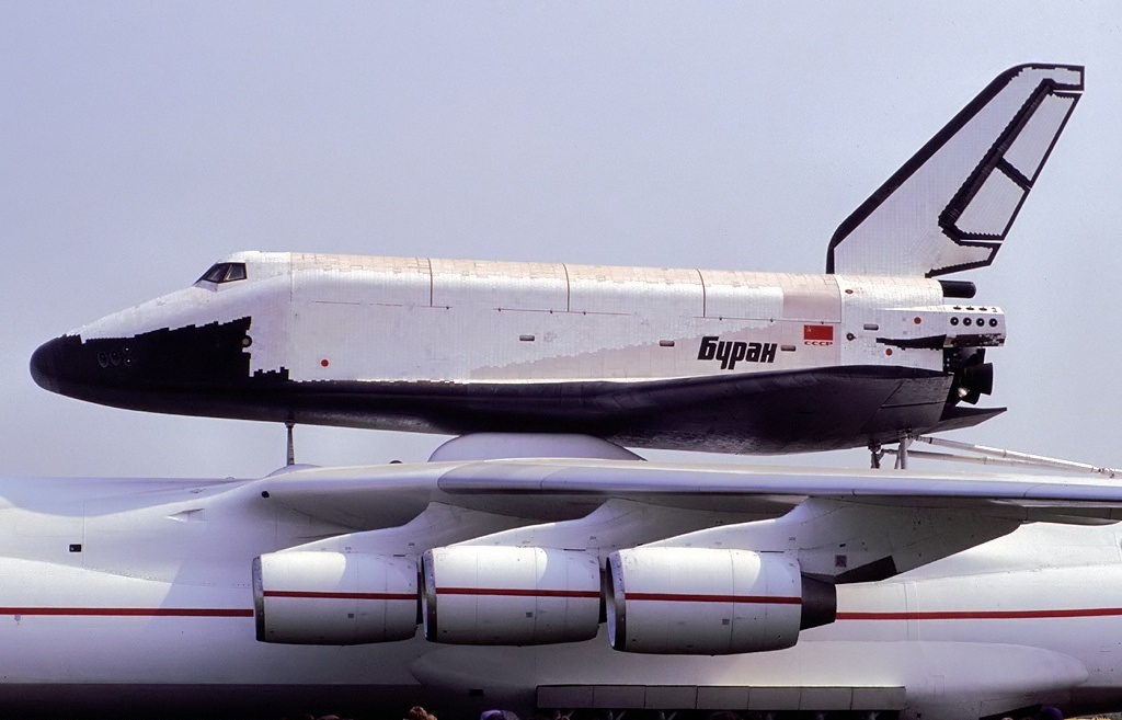Hanyar sararin Buran a kan jirgin sama na An-225 Mriya a filin Le Bourget a 1989