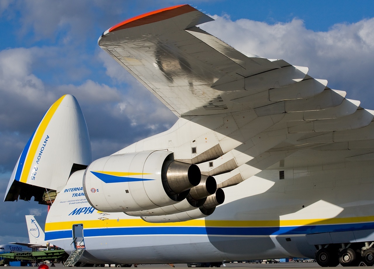 An-225 Mriya Letadlo během nakládacích letů na letišti v Hamburku