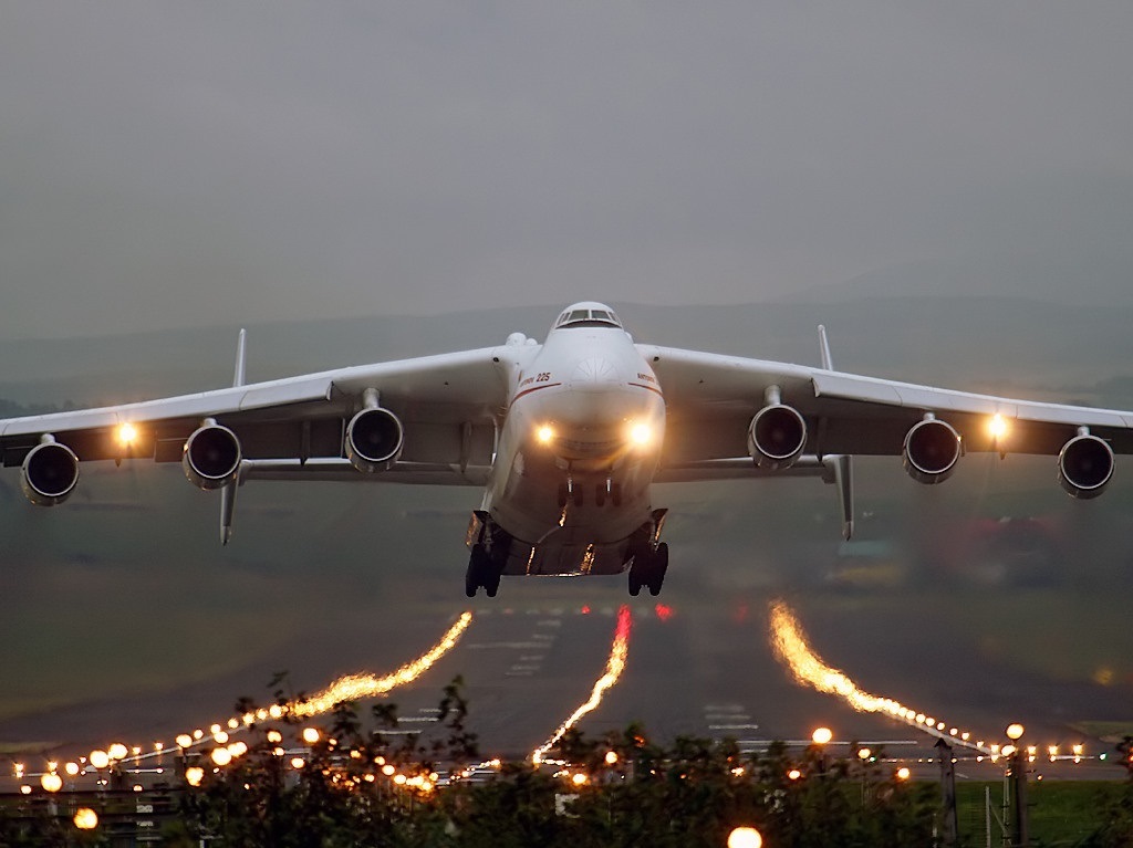 Aircraft An-225 Mriya takes off, photo taken in 2007 in Glasgow, the largest city of Scotland