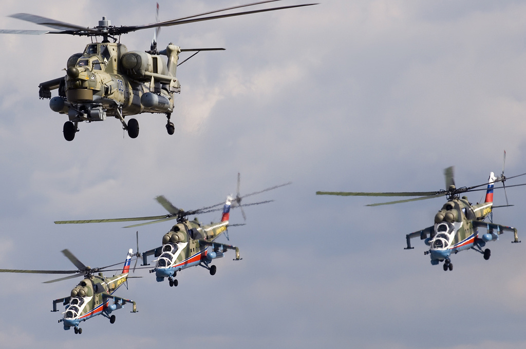 Mi-28 a tři Mi-24 z aerobního týmu Berkut