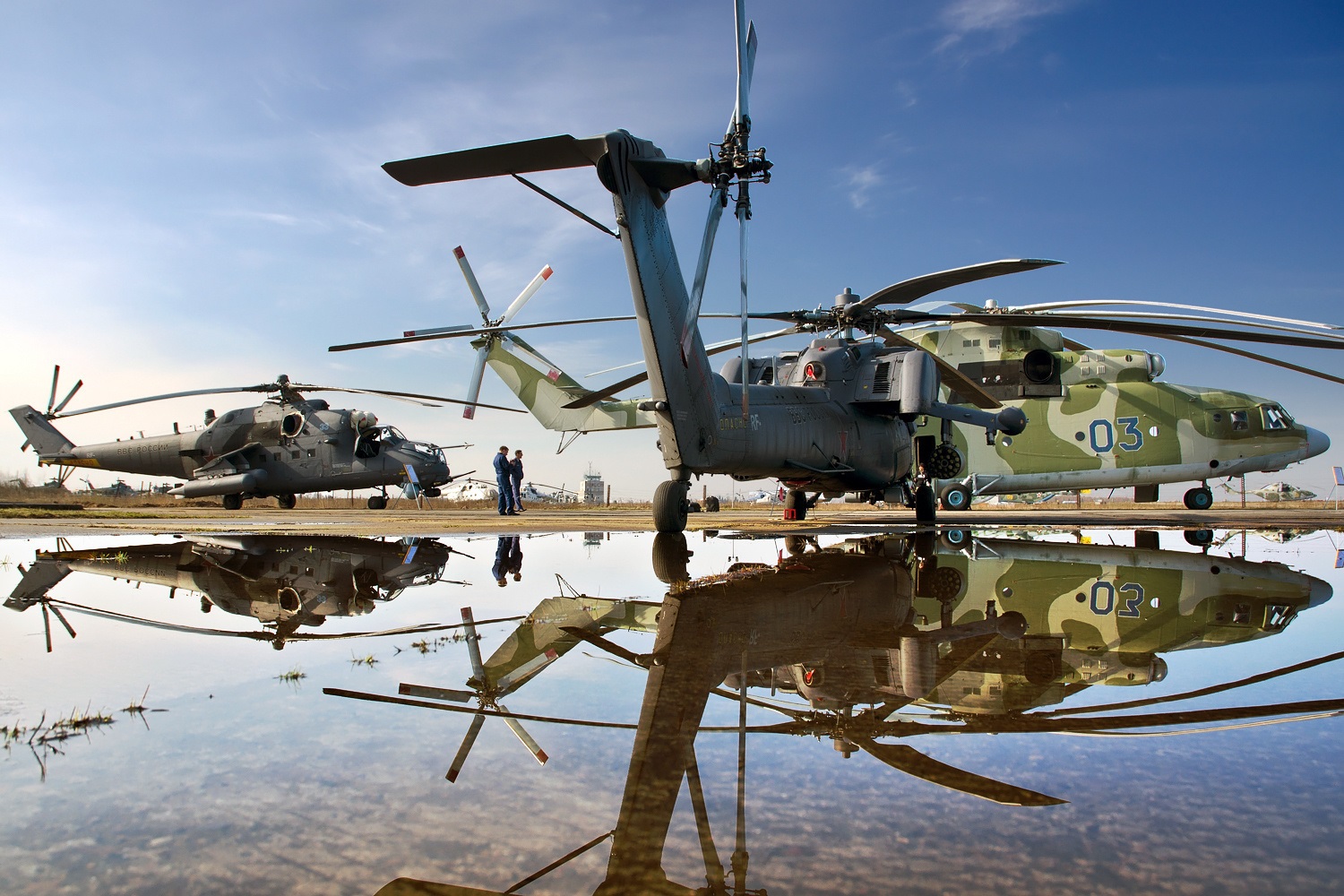 Mi-28, Mi-26 (fier fuort) en Mi-24 (fier links)