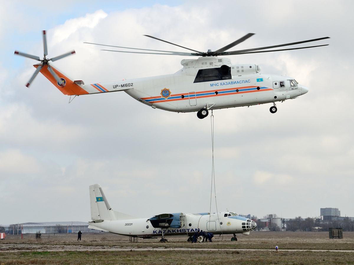 Foto Mi-26 Notfallsituationen Das kasachische Ministerium bereitet sich auf den Transport von Flugzeugen vor