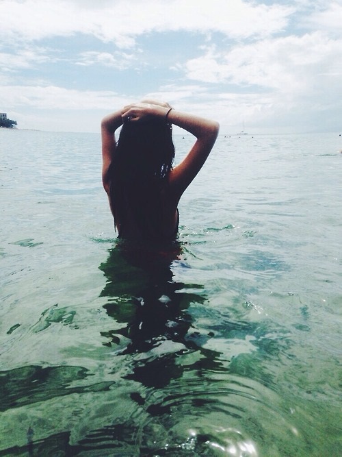 Φωτογραφία του κοριτσιού στη θάλασσα πίσω