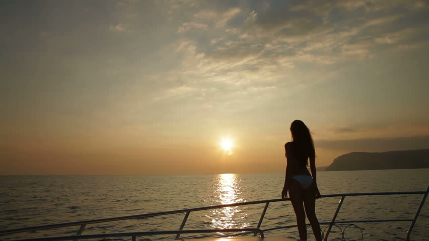Foto av en tjej på havet vid solnedgången