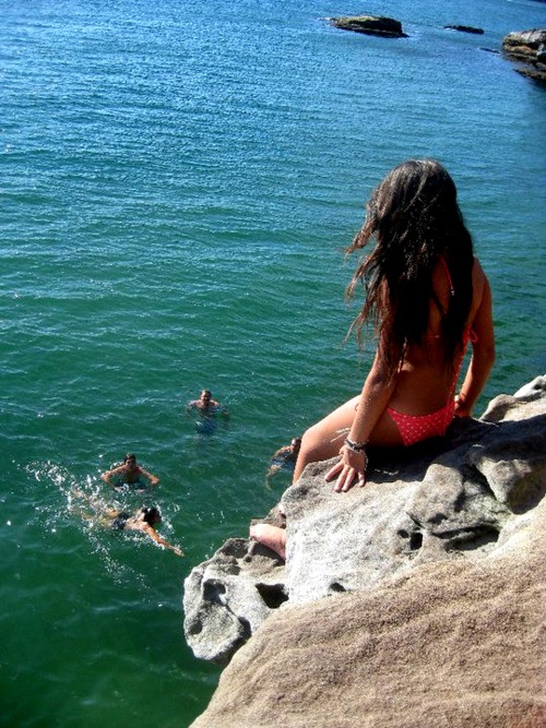 Nuotrauka mergaitė ant jūros be veido