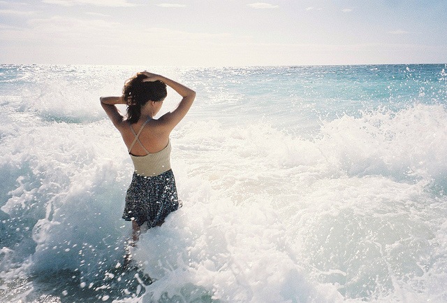Φωτογραφία του κοριτσιού στη θάλασσα χωρίς πρόσωπο