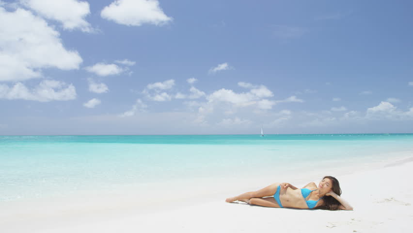 Снимка на момиче на плажа в бански костюми