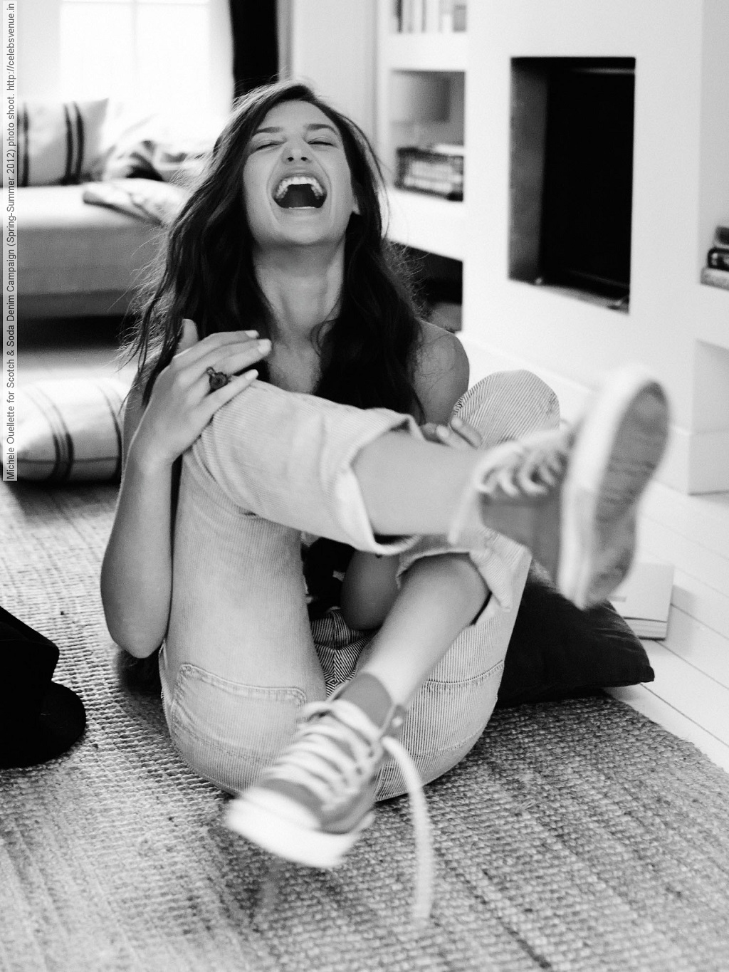 Κορίτσι γελάει: φωτογραφία
