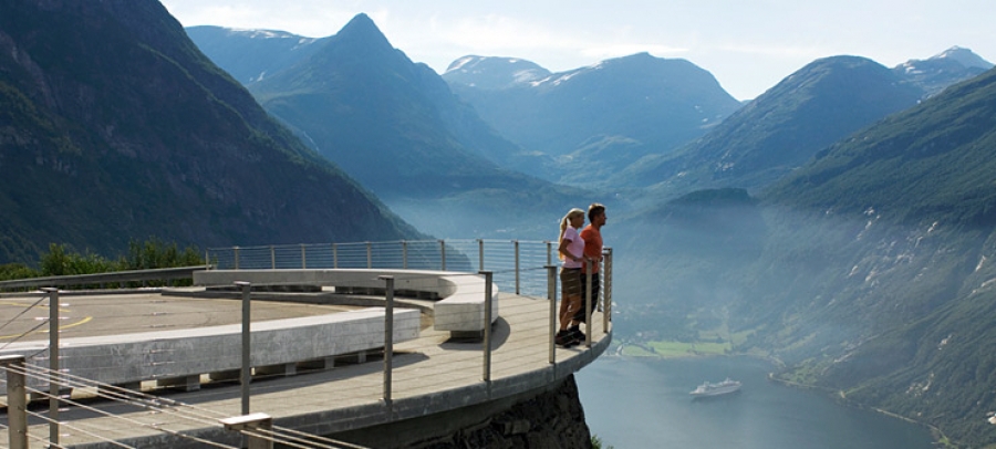 Pozorovací paluba s výhľadom na nórske fjordy