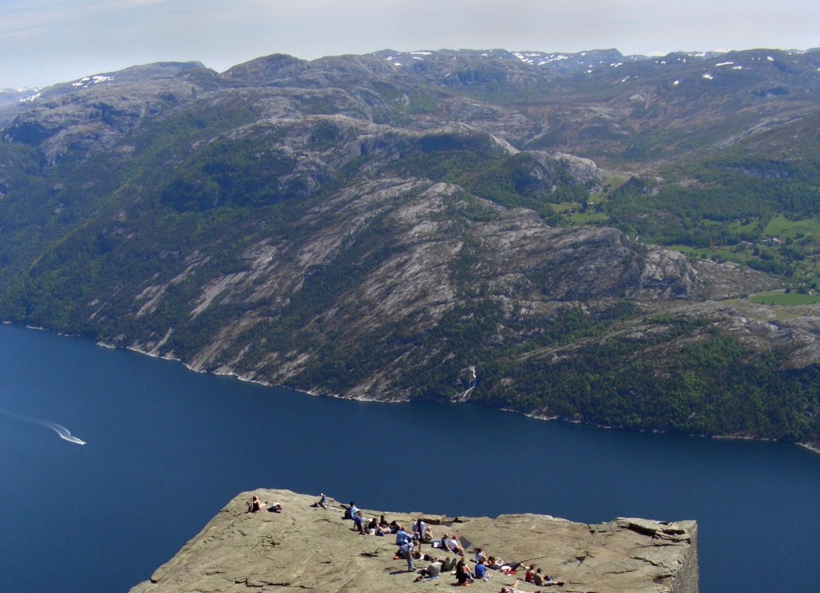 Prekdestulen - Lysefjord-ден жоғары 604 м биіктікте жартас