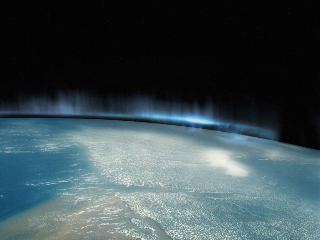 Stunning blå glöd över jordens atmosfär, taget från rymden