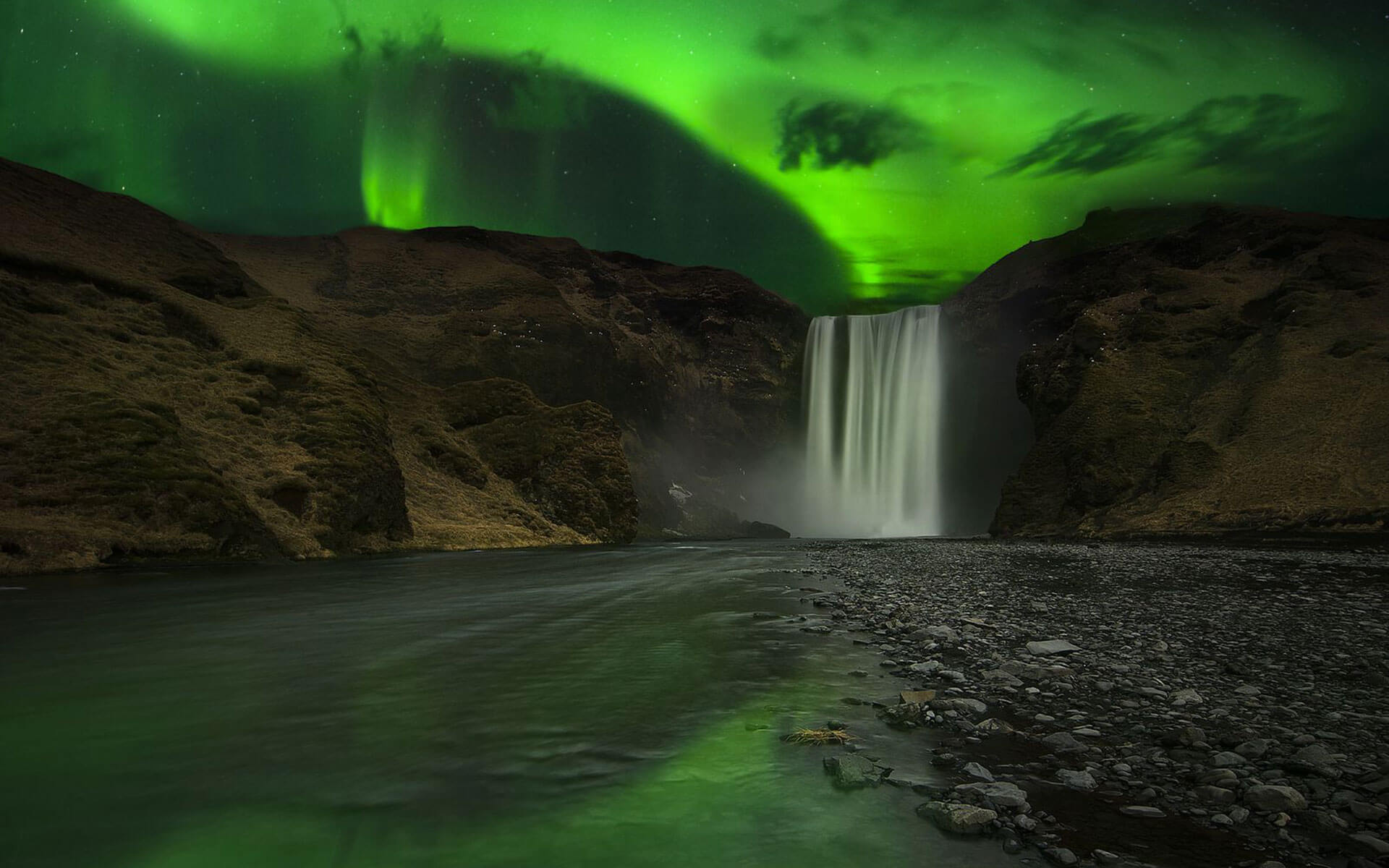 Severné svetlá pri vodopáde na Islande