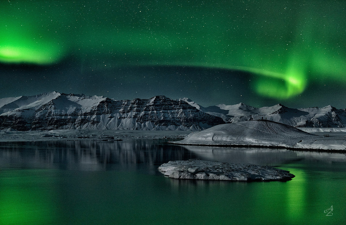 Βόρεια φώτα πάνω στα βουνά της Νορβηγίας