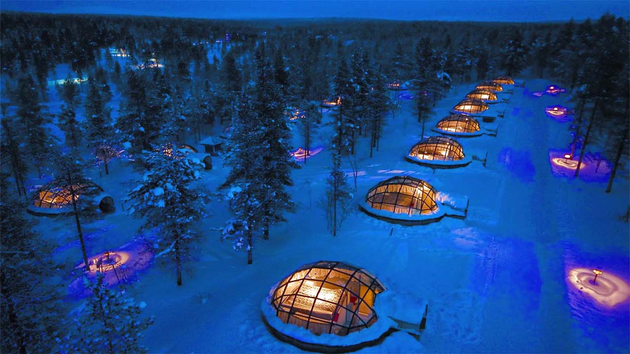 Unikt Arctic Resort Kakslauttanen med en igloo med genomskinliga tak istället för vanliga hus, Ivalo, Finland
