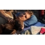 Αυστραλιανό Kelpie κοιμάται με τον οικοδεσπότη