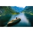 Cruise liner v lete v fjorde v Nórsku