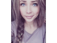 Gadis dengan mata biru