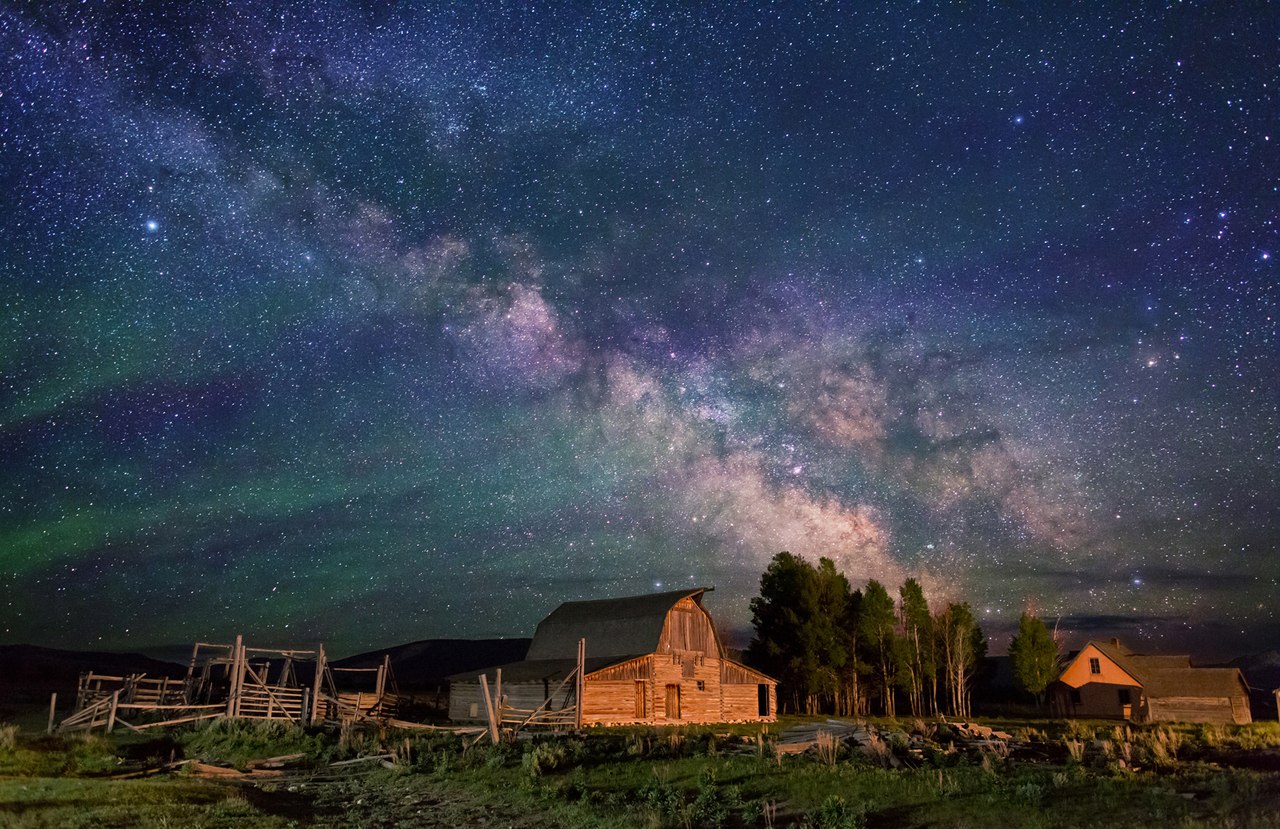 Yıldızlı gökyüzü: köy evlerinin üstünde fotoğraf