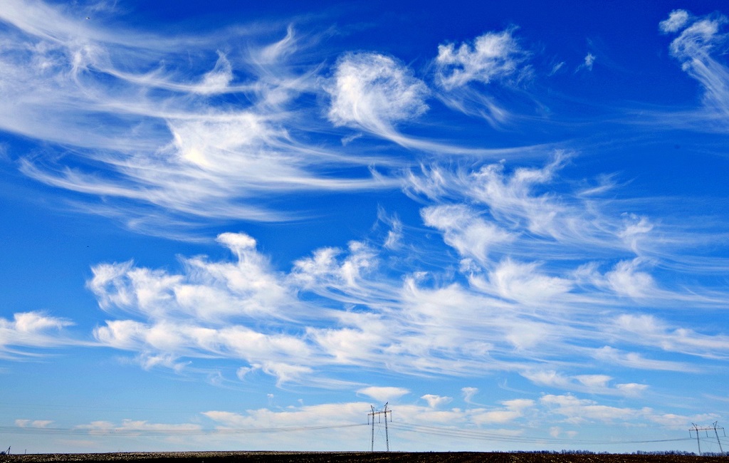 Foto van hemel met wolken in het veld