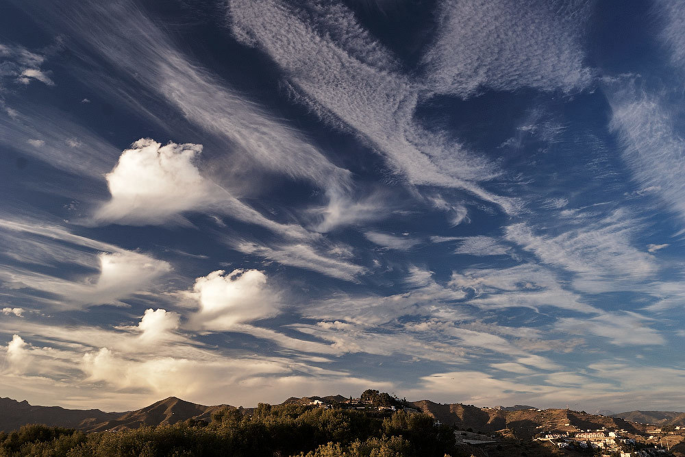Slika nenavadnih oblakov nad mestom La Herradura (Granada, Španija)